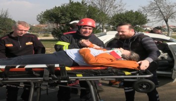 Aracıyla orta refüje çıktı, direksiyon hakimiyetini kaybetti: 1 yaralı