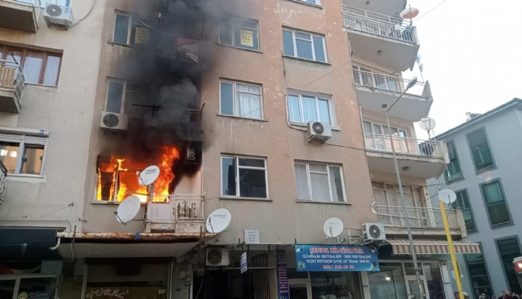Ödemiş'te korkutan ev yangını: 3 kişi dumandan etkilendi