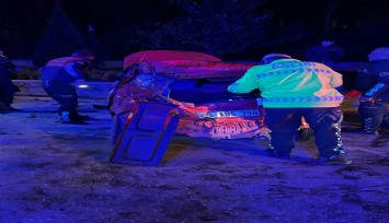 Refüje çarpıp takla atan otomobil kağıt gibi ezildi