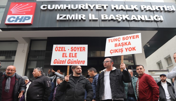 Tunç Soyer destekçilerinden CHP İzmir İl Başkanlığı önünde protesto