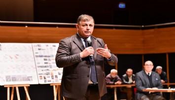 Başkan Tugay: Deprem bölgesinde insanlar hala konteynerde, çadırda. Madem paranız var oralara sosyal konut yapsanıza