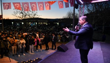 Burs verdiği öğrencilerden Başkan Tugay'ı duygulandıran sürpriz