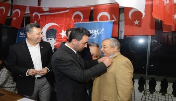 CHP'li Önal, Memleket Partisi'nden CHP'ye geçen isimlere rozetlerini taktı