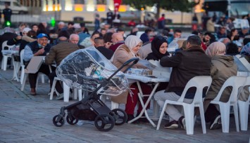 İzmir dayanışması Ramazan’da büyüyerek sürüyor