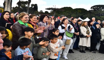 İzmir’de festival havasında Kadınlar Günü kutlaması