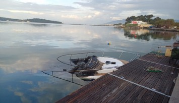 İzmir'de patlayan tekne alevler içinde kaldı