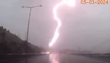 İzmir'e yıldırım düşme anı kameraya yansıdı