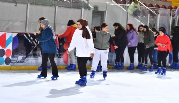 Kadınlar gününü buz pistinde kutladılar