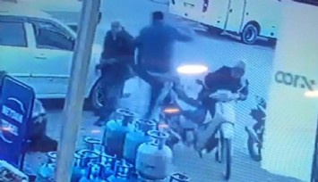 Kardeşini vuran kişiye uçan tekme attı