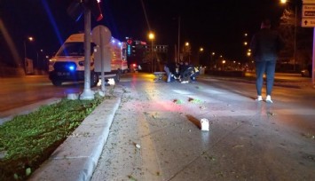 Motoruyla akrobasi yaparken trafik lambasına çarptı