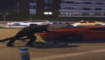 Yolda kalan Ferrari'yi iterek kenara çektiler