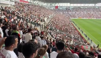 Amedspor taraftarı İstiklal Marşı’nda saygı duruşunda bulundu