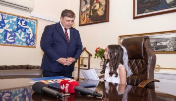 Başkan Tugay’ın emanet ettiği koltukta şarkılı mesaj