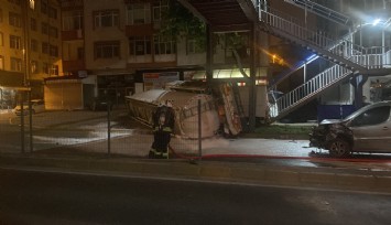Benzin yüklü tanker kaza yaptı: Patlama riskine karşı D-130 Karayolu trafiğe kapatıldı, evler tahliye edildi