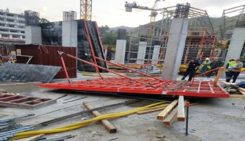Çelik kalıp inşaat işçilerinin üzerine düştü: 1 can kaybı, 1 yaralı