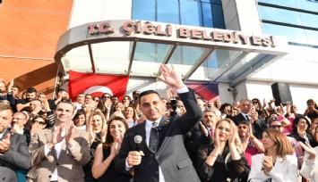Çiğli Belediye Başkanı Onur Emrah Yıldız; Kuvva bire inmedikçe, umut vardır.