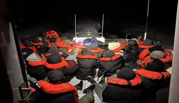 İzmir açıklarında 102 düzensiz göçmen yakalandı