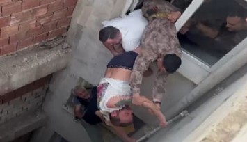İzmir'de eşini ve çocuklarını rehin almıştı: Firarinin kurtarılma anı kameralara yansıdı