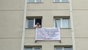 İzmir'de sandalyeyle darp edilmişti: Mağduriyetini pankartla ifade etti