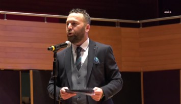 İzmirli gazeteciye belediye meclisi önünde çirkin saldırı