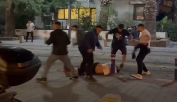 Karşıyaka'da dehşet anları kameraya yansıdı: 7 kişi 2 kişiyi öldüresiye dövdü