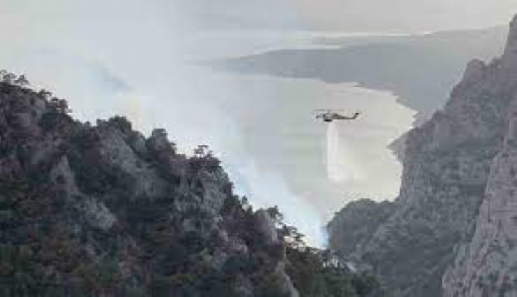 Şahinkaya Kanyonu’nda orman yangını: 1 helikopter ve 2 uçak havadan müdahale etti