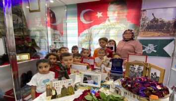 Şehit oğlunun hasretini böyle gideriyor, odasını anı evine çevirdi