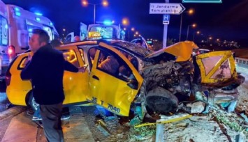 Ticari taksi bariyerlere çarptı: 1 can kaybı, 5 yaralı