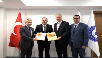 Vali Elban’dan İzmir Ekonomi’ye ziyaret