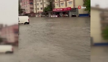 Ankara’da sağanak yağış etkili oldu, sokaklar göle döndü