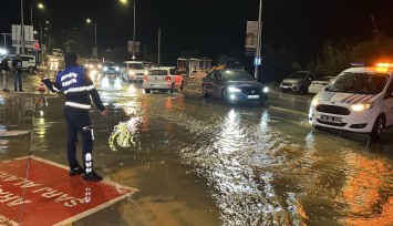 Bodrum'da ana isale hattı patladı, yollar göle döndü