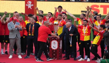 Göztepe şampiyonluk kupasını kaldırdı