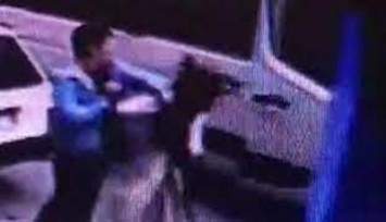 Kaza yapan sürücü hıncını yanındaki kadından çıkardı: O anlar kamerada