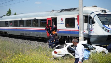 Manisa'da yolcu treni otomobile çarptı: 1 kişi hayatını kaybetti