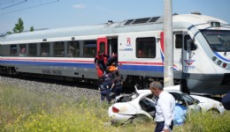 Manisa'da yolcu treni otomobile çarptı: 1 kişi hayatını kaybetti