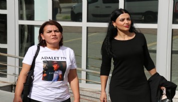Evladı yakılarak kuyuya atılan anne, karar duruşmasına oğlunun resmi basılı tişörtle geldi