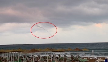 Antalya'da denizde üç ayrı noktada hortum çıktı, tatilciler deniz keyfine ara vermedi