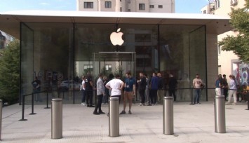 iPhone 16 alabilmek için metrelerce kuyruk oluşturdular