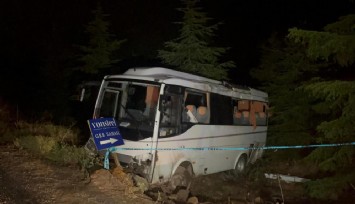Polis memurlarını taşıyan midibüs şarampole uçtu: 15 yaralı