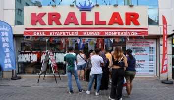 Veli dostu mağaza okul kıyafetinde indirim yapınca izdiham oluştu