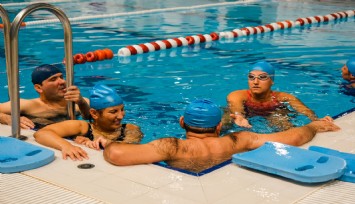 Yüzmeye engel yok: Havuz İzmir'den işitme ve bedensel engelli bireyler de faydalanacak
