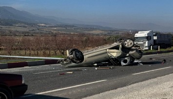 Aydınlatma direğine çarpıp takla atan otomobil hurdaya döndü; 2 yaralı