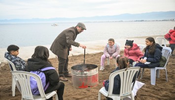 Bornova Belediye Başkanı Ömer Eşki, Bornovalı çocuklarla birlikte Dikili’de balık tuttu