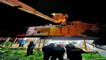 Çeşme’de korku dolu anlar: Eve yıldırım düştü
