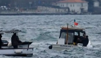 Dalga nedeniyle denize düşen balıkçıyı kurtarma operasyonu kamerada