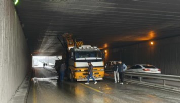 Denizli'de yapı malzemeleri taşıyan vinç alt geçitte sıkıştı