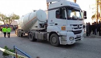 Dikili'de feci kaza: Tırın çarptığı 2 kadın hayatını kaybetti