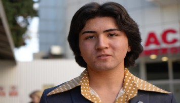 Ferdi Tayfur hayranlığı ile bilinen genç ’dini değerleri aşağılama’ suçundan gözaltına alındı
