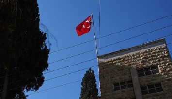 Halep Başkonsolosluğu'nda Türk bayrağı göndere çekildi