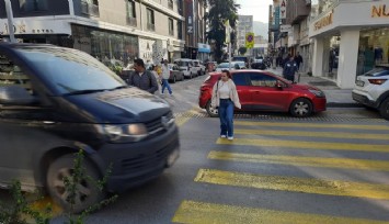 İzmir'de yayalara yol vermeyen sürücüler kamerada